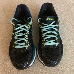 Women’s running shoes